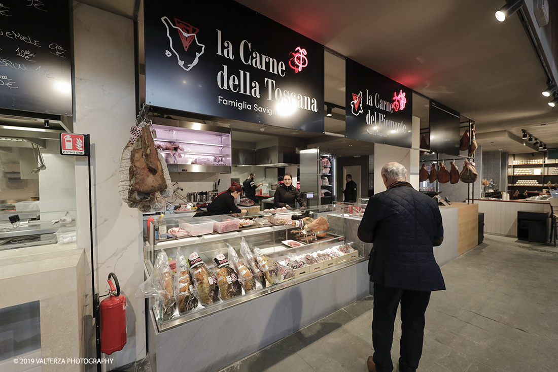 _G3I1248 copia.jpg - 13/04/2019. Torino. Apertura , nell'ex Palazzo Fuksas, del Mercato Centrale nel quartiere di Porta Palazzo, da un'idea di Umberto Montano imprenditore della ristorazione. Nella foto l'area della carne della Toscana della Famiglia Savignini